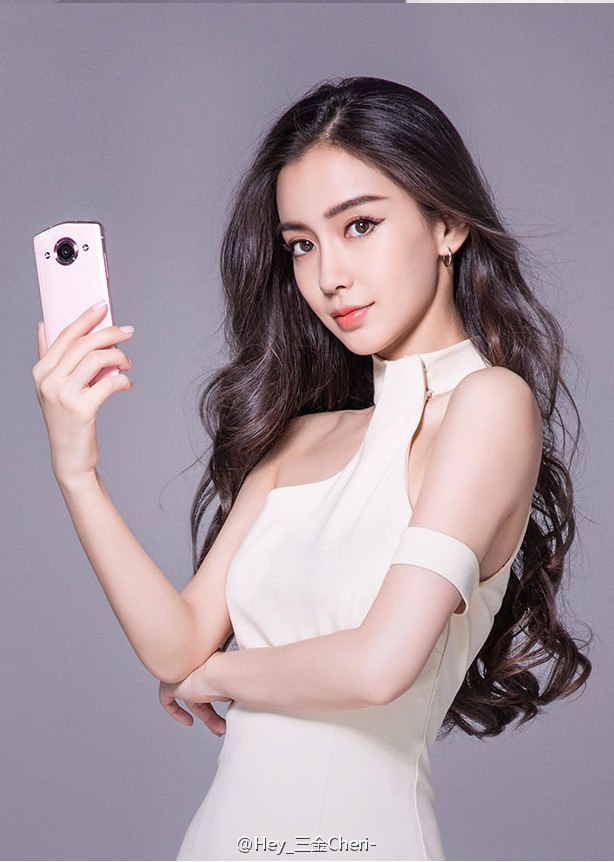 作为一款主打自拍的手机美图选择Angelababy最适合不过，身为中国颜值颇高的女性，Angelababy的整体气质也十分符合美图系列手机。